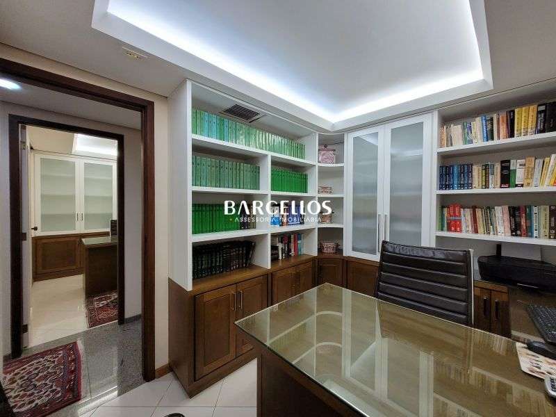 Conjunto com 3 banheiros e 212m² à venda no bairro Moinhos de Vento, Porto Alegre