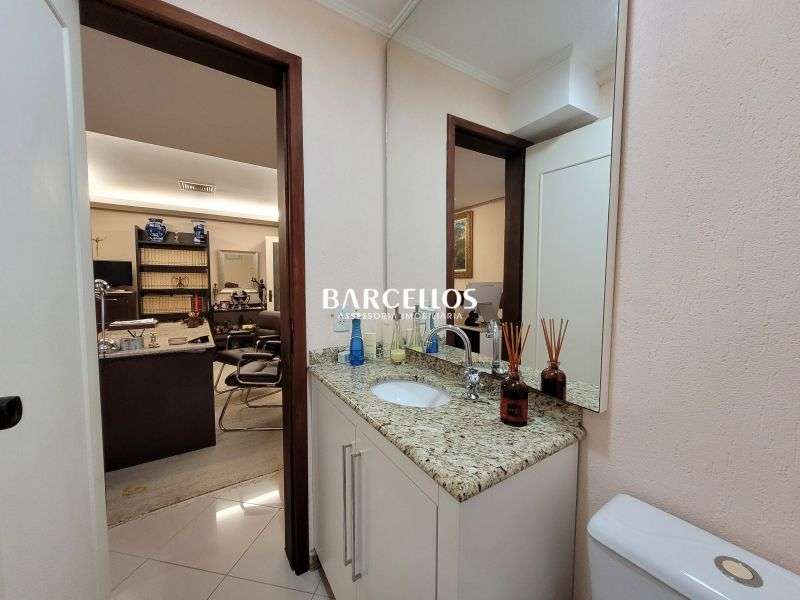 Conjunto com 3 banheiros e 212m² à venda no bairro Moinhos de Vento, Porto Alegre