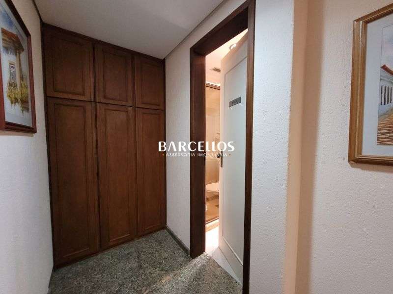 Conjunto com 3 banheiros e 212m² à venda no bairro Moinhos de Vento, Porto Alegre