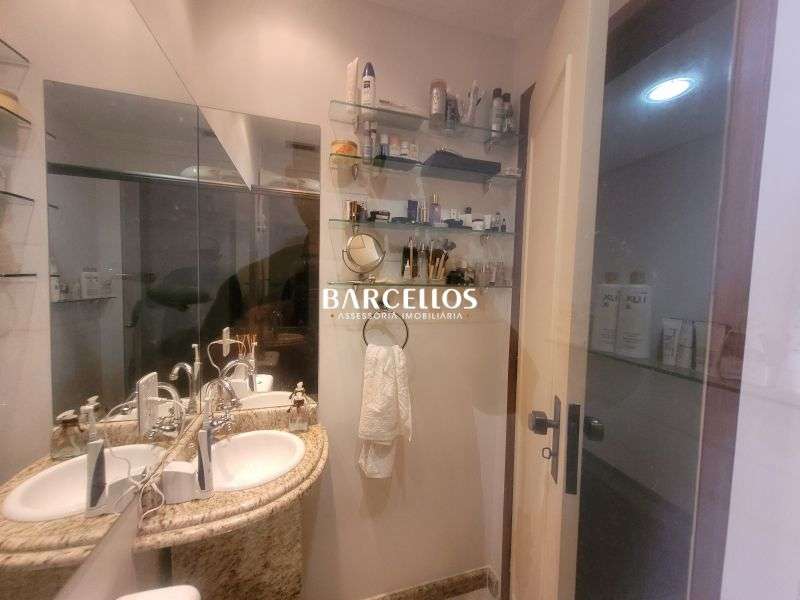 Conjunto com 3 banheiros e 212m² à venda no bairro Moinhos de Vento, Porto Alegre