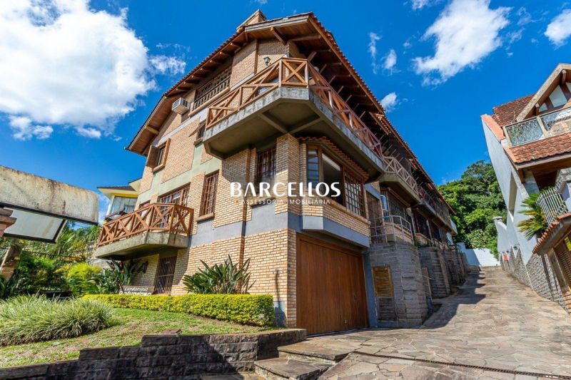 Casa com 3 quartos, 4 banheiros e 316m² à venda no bairro Ipanema, Porto Alegre