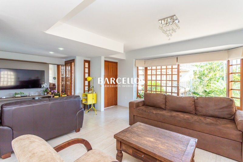 Casa com 3 quartos, 4 banheiros e 316m² à venda no bairro Ipanema, Porto Alegre