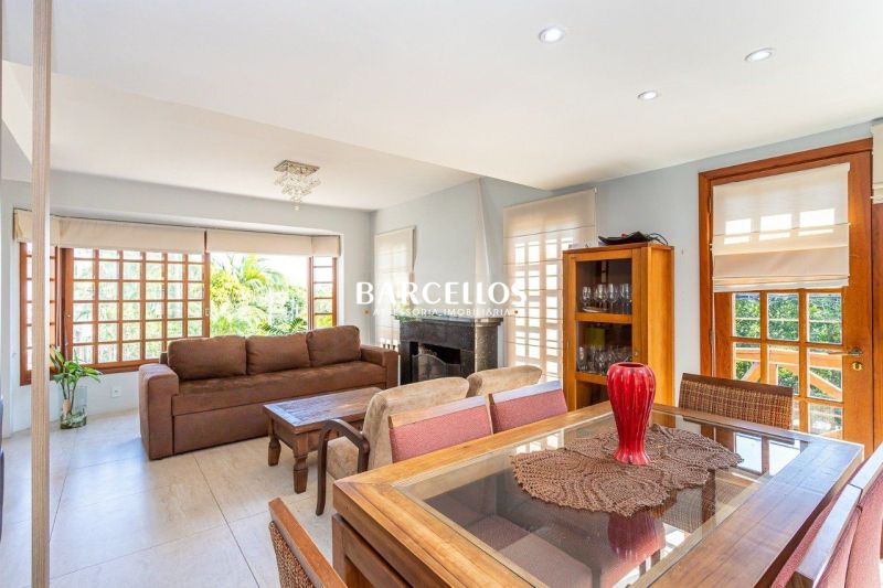 Casa com 3 quartos, 4 banheiros e 316m² à venda no bairro Ipanema, Porto Alegre