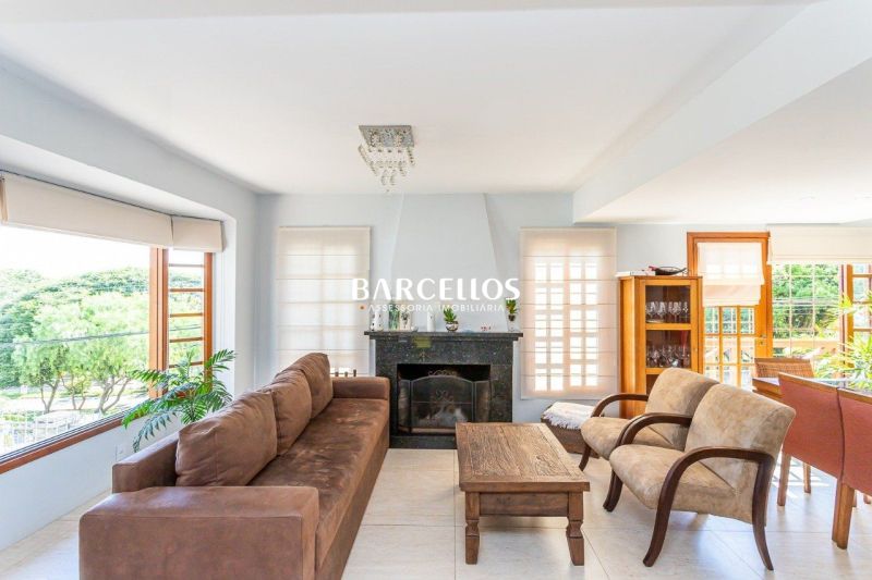 Casa com 3 quartos, 4 banheiros e 316m² à venda no bairro Ipanema, Porto Alegre
