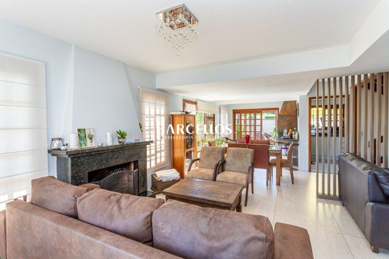 Casa com 3 quartos, 4 banheiros e 316m² à venda no bairro Ipanema, Porto Alegre
