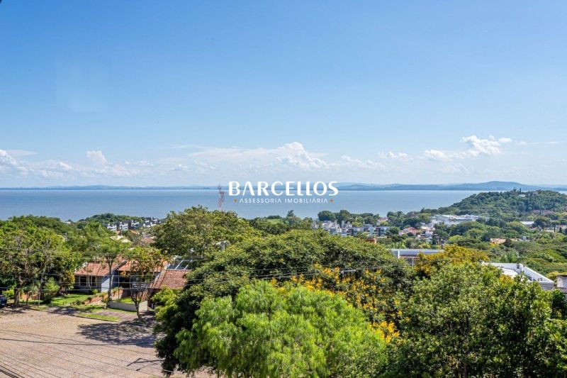 Casa com 3 quartos, 4 banheiros e 316m² à venda no bairro Ipanema, Porto Alegre