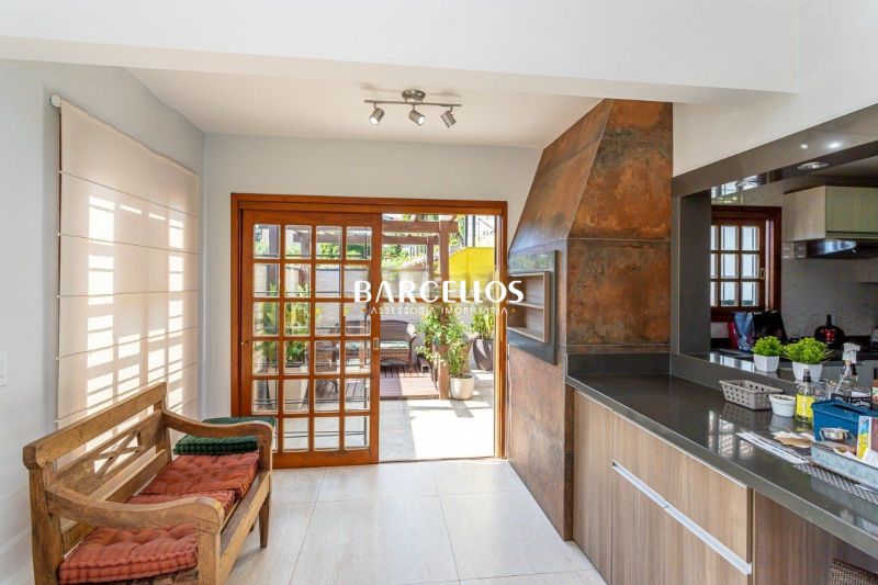 Casa com 3 quartos, 4 banheiros e 316m² à venda no bairro Ipanema, Porto Alegre