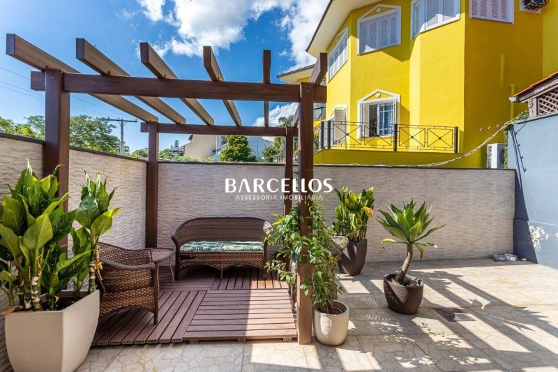 Casa com 3 quartos, 4 banheiros e 316m² à venda no bairro Ipanema, Porto Alegre