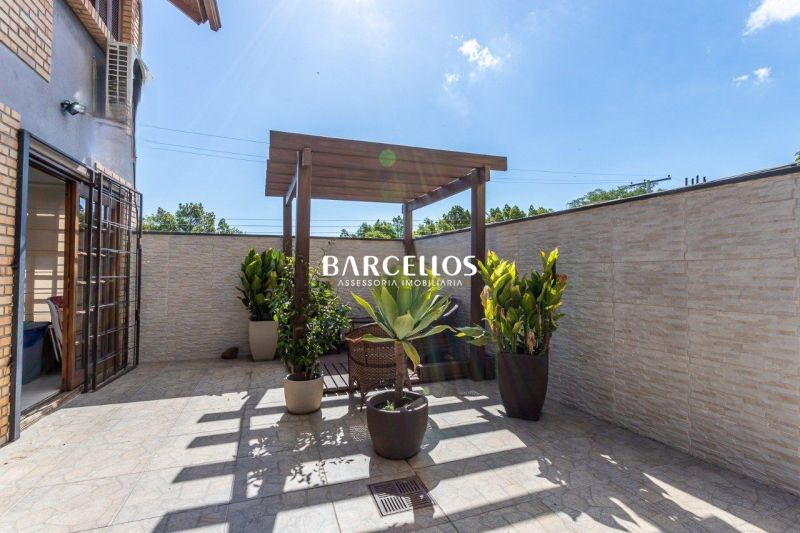 Casa com 3 quartos, 4 banheiros e 316m² à venda no bairro Ipanema, Porto Alegre