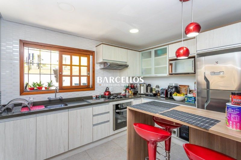 Casa com 3 quartos, 4 banheiros e 316m² à venda no bairro Ipanema, Porto Alegre