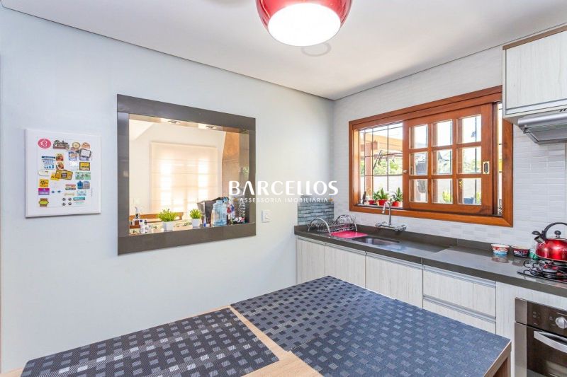 Casa com 3 quartos, 4 banheiros e 316m² à venda no bairro Ipanema, Porto Alegre