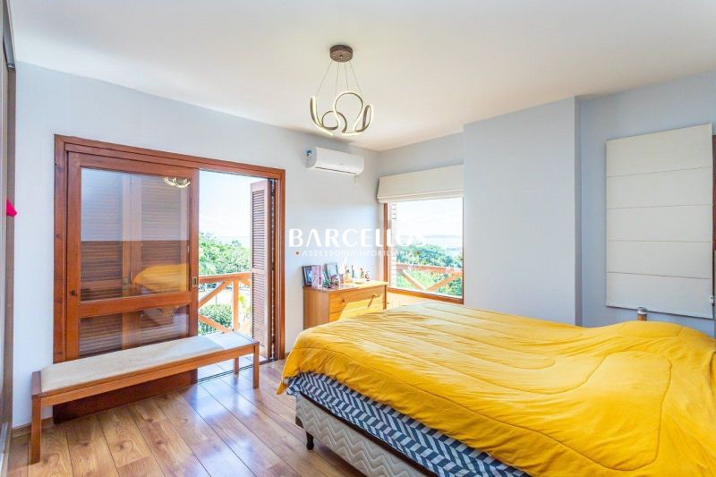 Casa com 3 quartos, 4 banheiros e 316m² à venda no bairro Ipanema, Porto Alegre