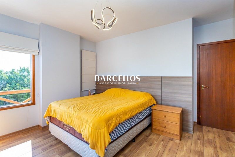 Casa com 3 quartos, 4 banheiros e 316m² à venda no bairro Ipanema, Porto Alegre