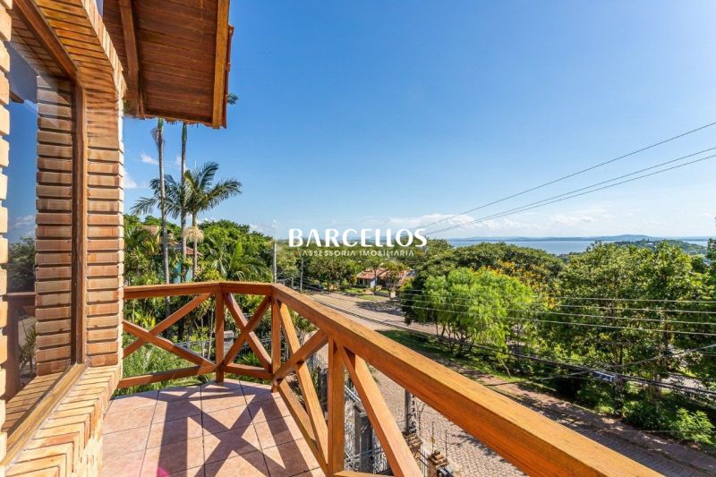 Casa com 3 quartos, 4 banheiros e 316m² à venda no bairro Ipanema, Porto Alegre