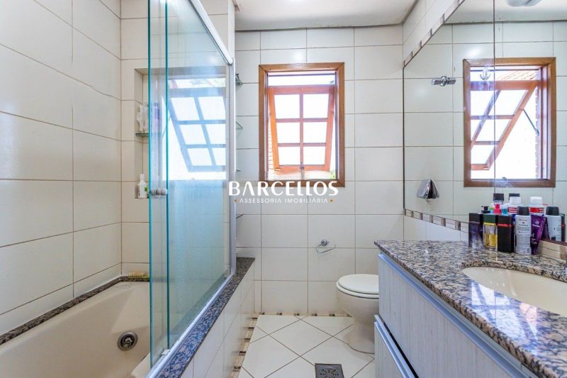 Casa com 3 quartos, 4 banheiros e 316m² à venda no bairro Ipanema, Porto Alegre