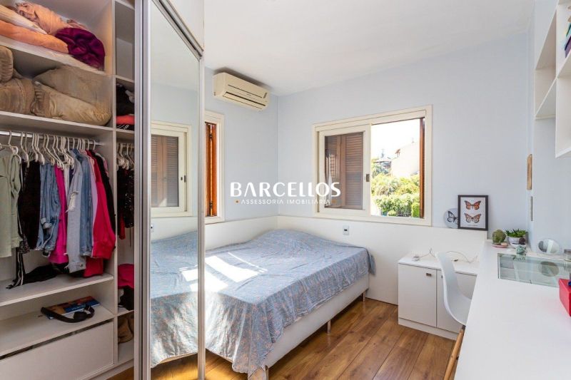 Casa com 3 quartos, 4 banheiros e 316m² à venda no bairro Ipanema, Porto Alegre