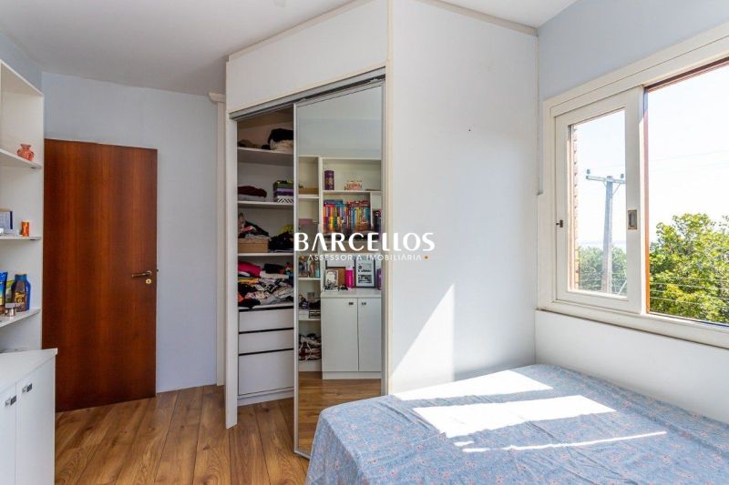 Casa com 3 quartos, 4 banheiros e 316m² à venda no bairro Ipanema, Porto Alegre
