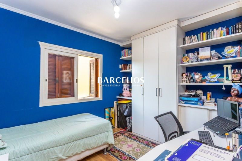 Casa com 3 quartos, 4 banheiros e 316m² à venda no bairro Ipanema, Porto Alegre
