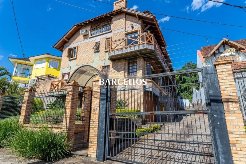 Casa com 3 quartos, 4 banheiros e 316m² à venda no bairro Ipanema, Porto Alegre