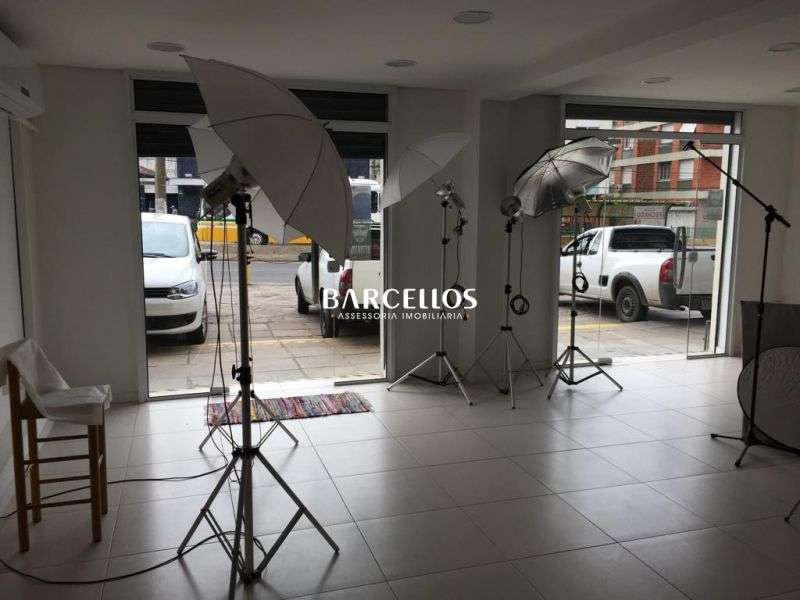 Loja com 3 banheiros e 179m² à venda no bairro Partenon, Porto Alegre