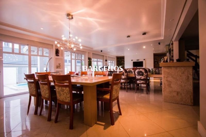 Casa com 5 quartos, 7 banheiros e 375m² à venda no bairro Jardim Carvalho, Porto Alegre