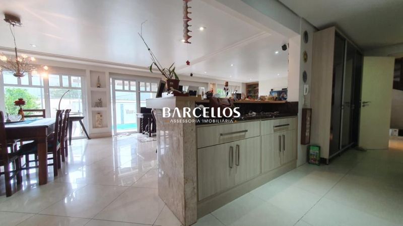 Casa com 5 quartos, 7 banheiros e 375m² à venda no bairro Jardim Carvalho, Porto Alegre