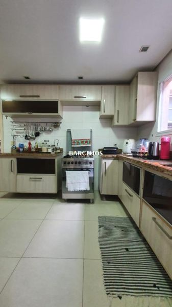 Casa com 5 quartos, 7 banheiros e 375m² à venda no bairro Jardim Carvalho, Porto Alegre