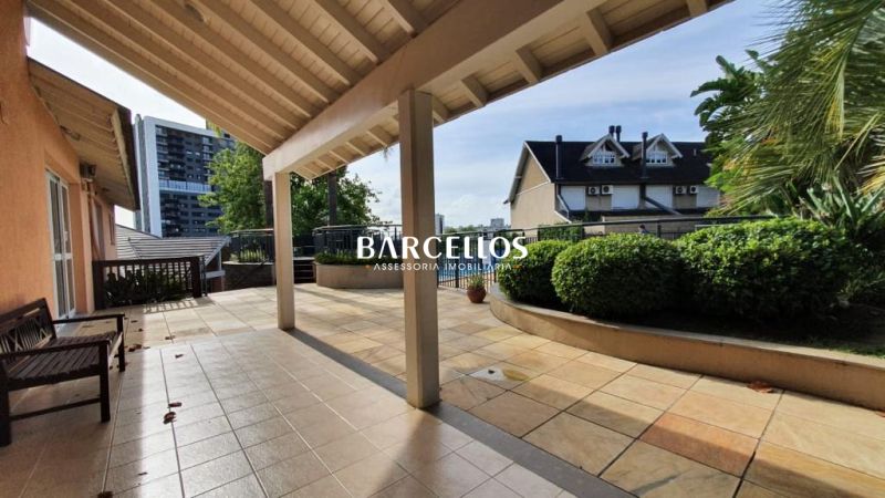Casa com 5 quartos, 7 banheiros e 375m² à venda no bairro Jardim Carvalho, Porto Alegre