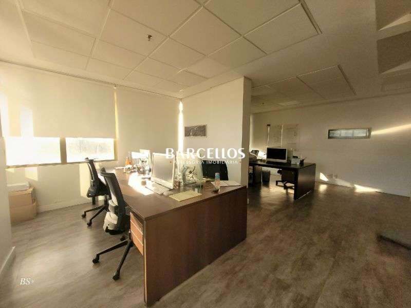 Sala com 3 banheiros e 129m² à venda no bairro Floresta, Porto Alegre