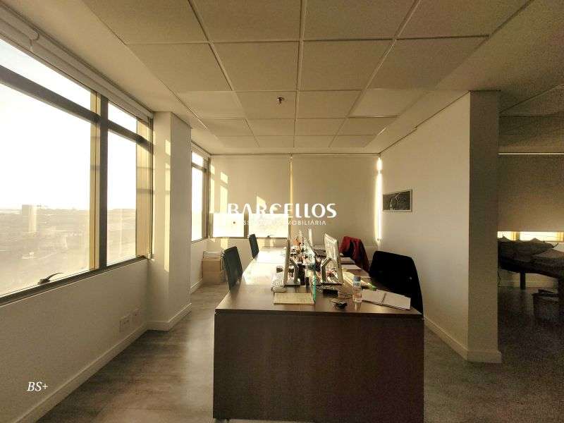 Sala com 3 banheiros e 129m² à venda no bairro Floresta, Porto Alegre