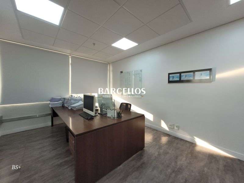 Sala com 3 banheiros e 129m² à venda no bairro Floresta, Porto Alegre