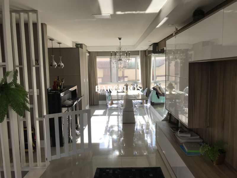 Casa com 4 quartos, 4 banheiros e 230m² à venda no bairro Pedra Redonda, Porto Alegre