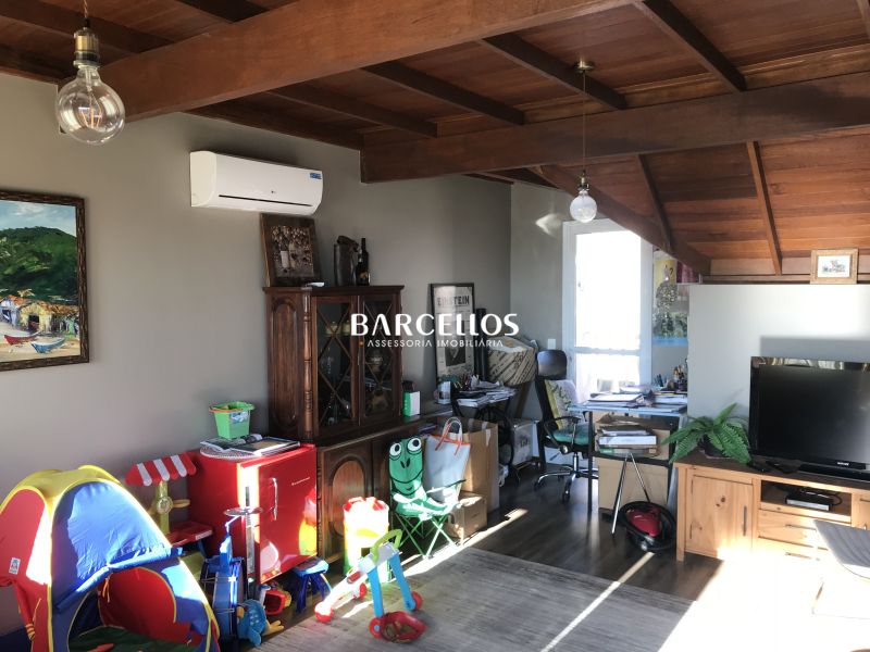 Casa com 4 quartos, 4 banheiros e 230m² à venda no bairro Pedra Redonda, Porto Alegre