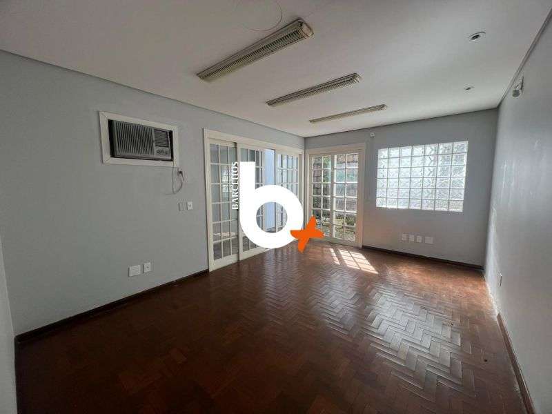 Sala com 3 quartos, 3 banheiros e 243m² à venda no bairro Centro, Porto Alegre