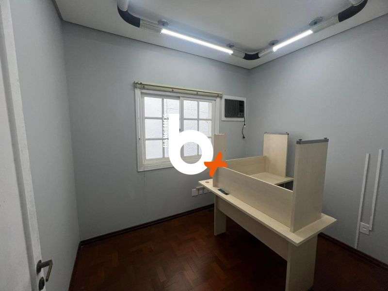 Sala com 3 quartos, 3 banheiros e 243m² à venda no bairro Centro, Porto Alegre