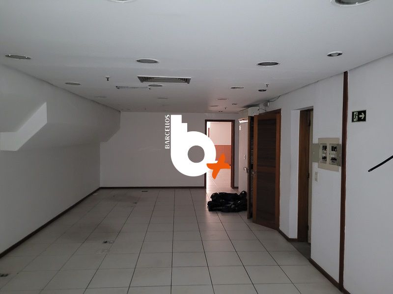 Conjunto com 2 banheiros e 300m² à venda no bairro Centro, Porto Alegre