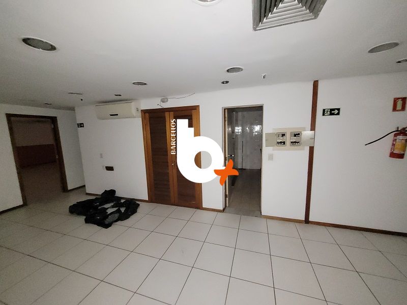 Conjunto com 2 banheiros e 300m² à venda no bairro Centro, Porto Alegre