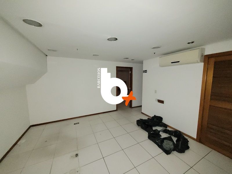 Conjunto com 2 banheiros e 300m² à venda no bairro Centro, Porto Alegre