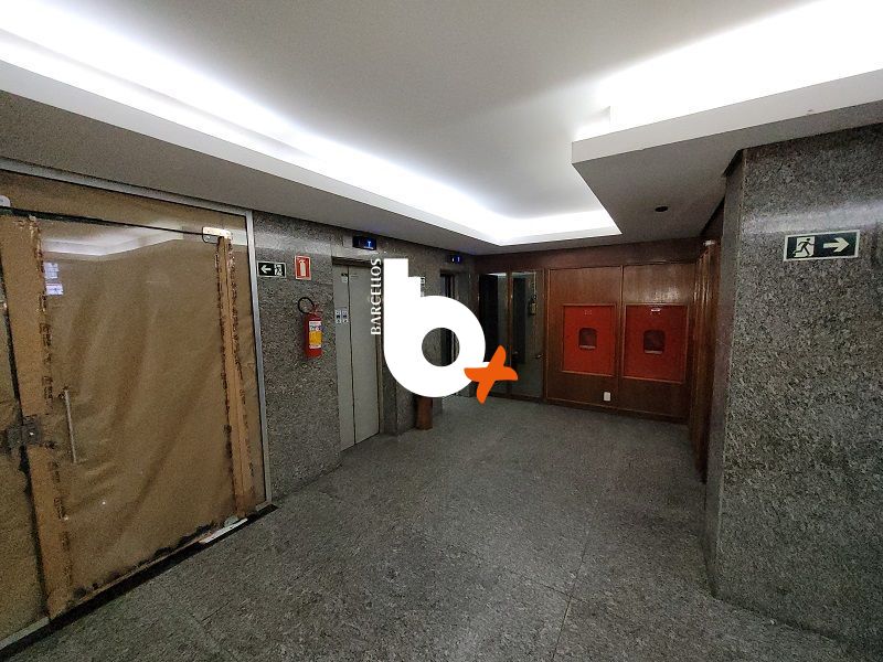 Conjunto com 2 banheiros e 300m² à venda no bairro Centro, Porto Alegre