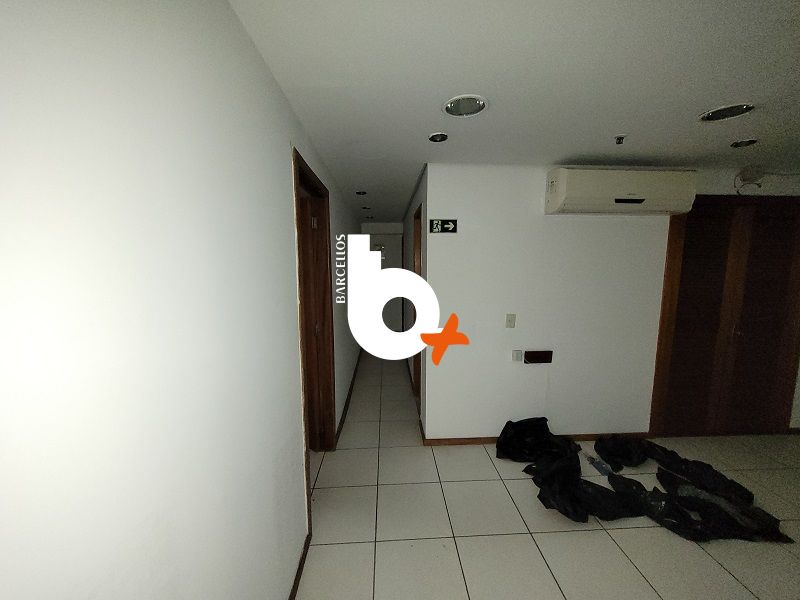 Conjunto com 2 banheiros e 300m² à venda no bairro Centro, Porto Alegre
