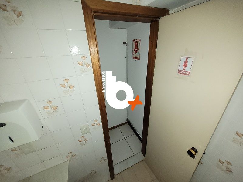 Conjunto com 2 banheiros e 300m² à venda no bairro Centro, Porto Alegre