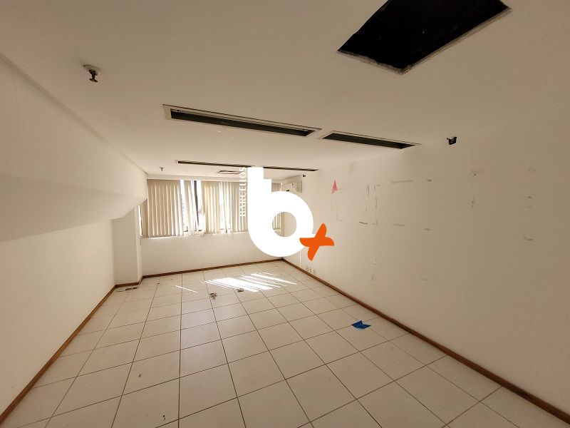 Conjunto com 2 banheiros e 300m² à venda no bairro Centro, Porto Alegre