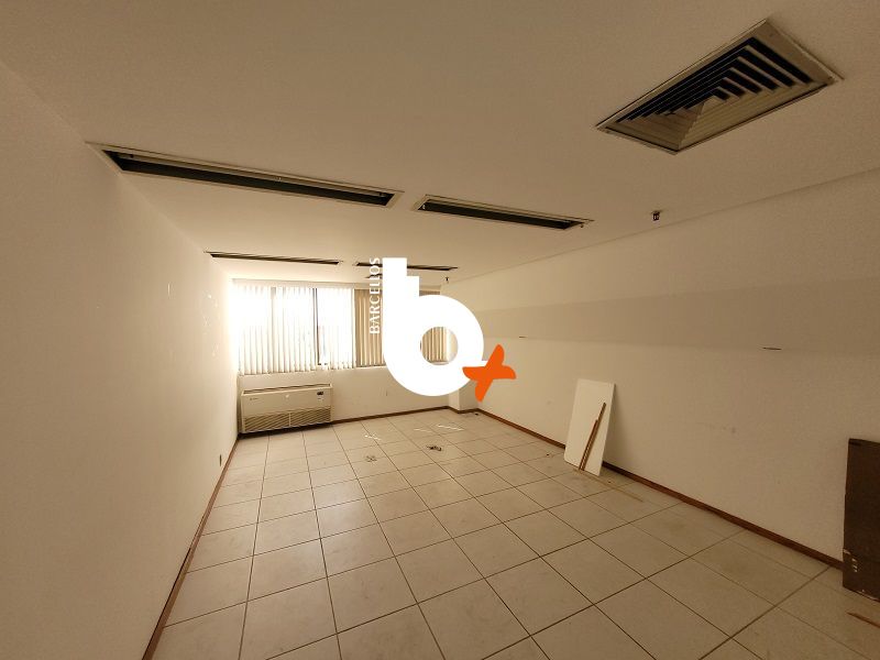 Conjunto com 2 banheiros e 300m² à venda no bairro Centro, Porto Alegre