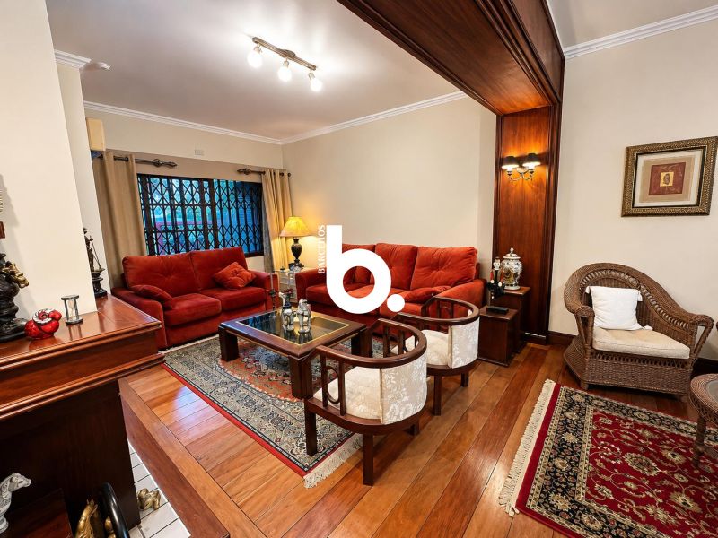 Casa de Alto Padrão com 3 Dormitórios e Piscina no Bela Vista