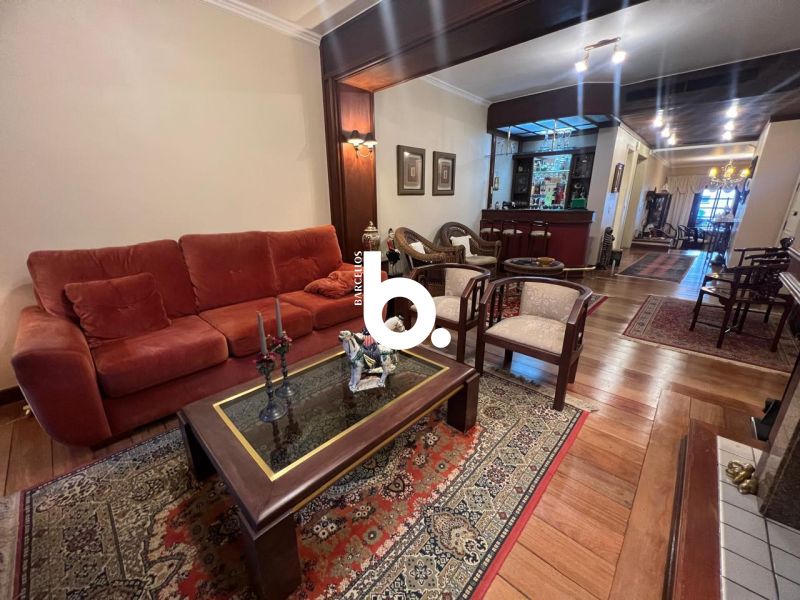 Casa de Alto Padrão com 3 Dormitórios e Piscina no Bela Vista