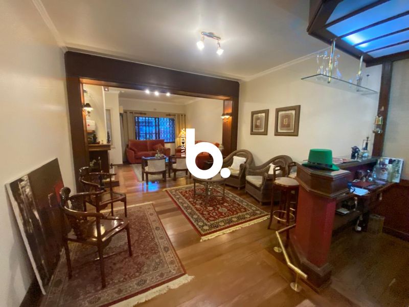 Casa de Alto Padrão com 3 Dormitórios e Piscina no Bela Vista
