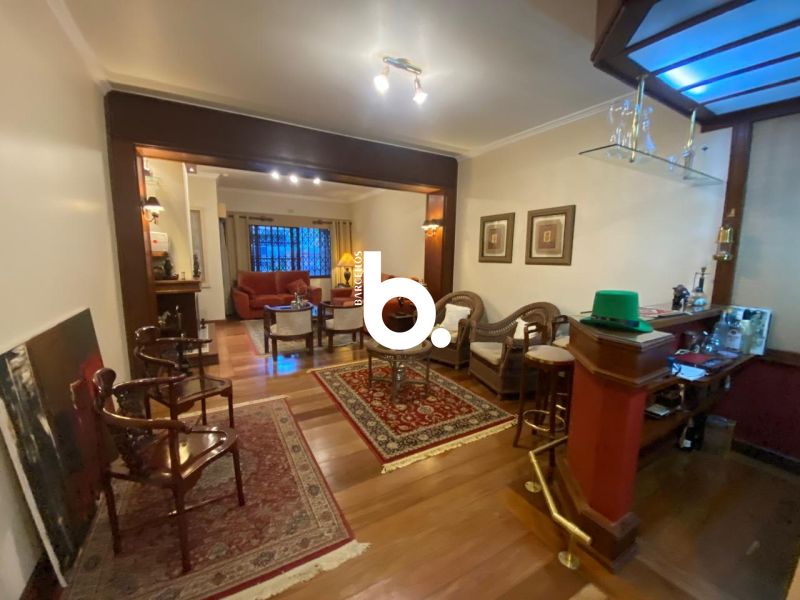 Casa de Alto Padrão com 3 Dormitórios e Piscina no Bela Vista