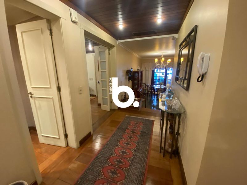 Casa de Alto Padrão com 3 Dormitórios e Piscina no Bela Vista