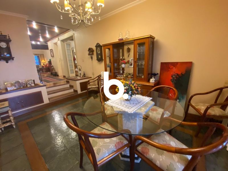 Casa de Alto Padrão com 3 Dormitórios e Piscina no Bela Vista