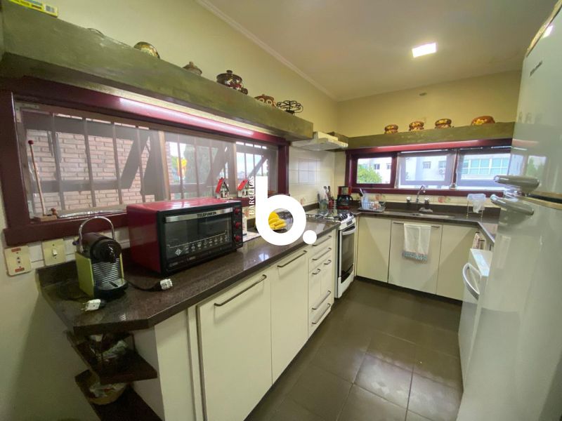 Casa de Alto Padrão com 3 Dormitórios e Piscina no Bela Vista